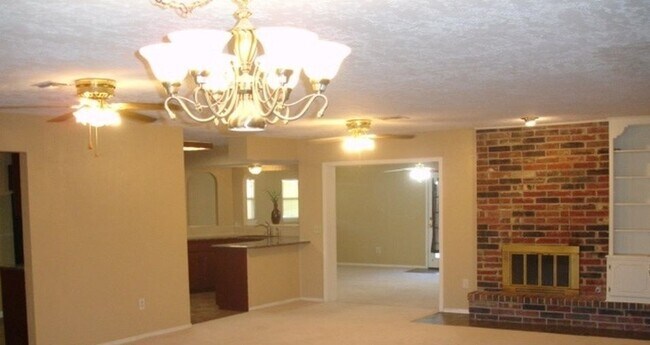 Building Photo - PETS NEGOTIABLE WITH HOMEOWNER APPROVAL!!
