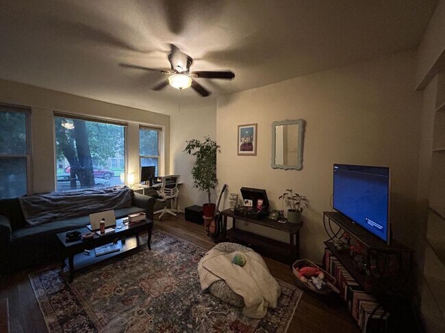 Foto del edificio - 1 bedroom in Chicago IL 60625