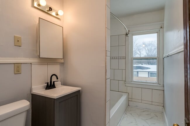 Foto del edificio - 629 3rd St NE