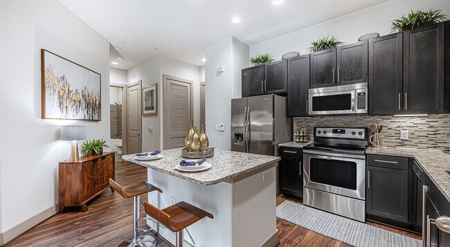Building Photo - 1 Bed W/ Luxury and Style!