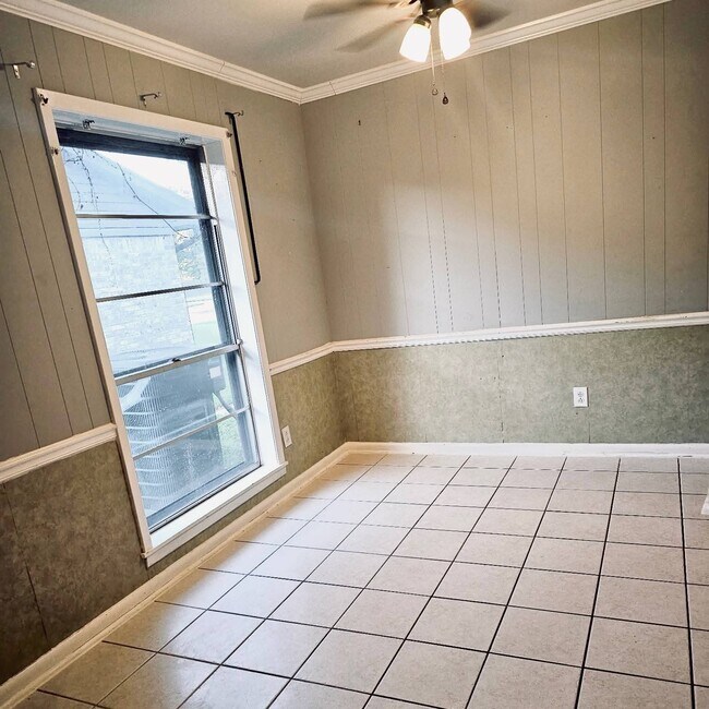 Building Photo - 2110 Venus Dr