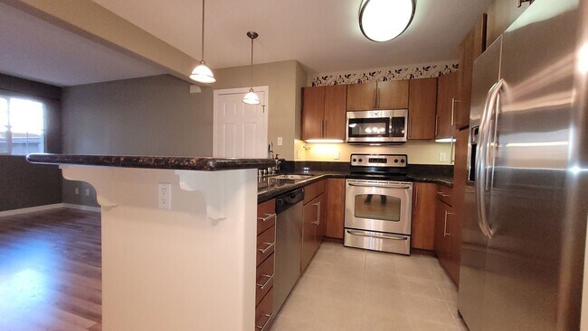 Foto del edificio - Central Location -  Plenty of Amenities