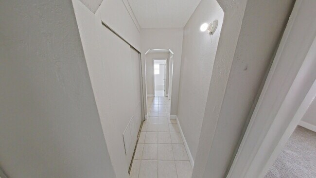 Building Photo - "4-Bedroom Home on Maple Street – Cozy Living Awaits in Roseville!"