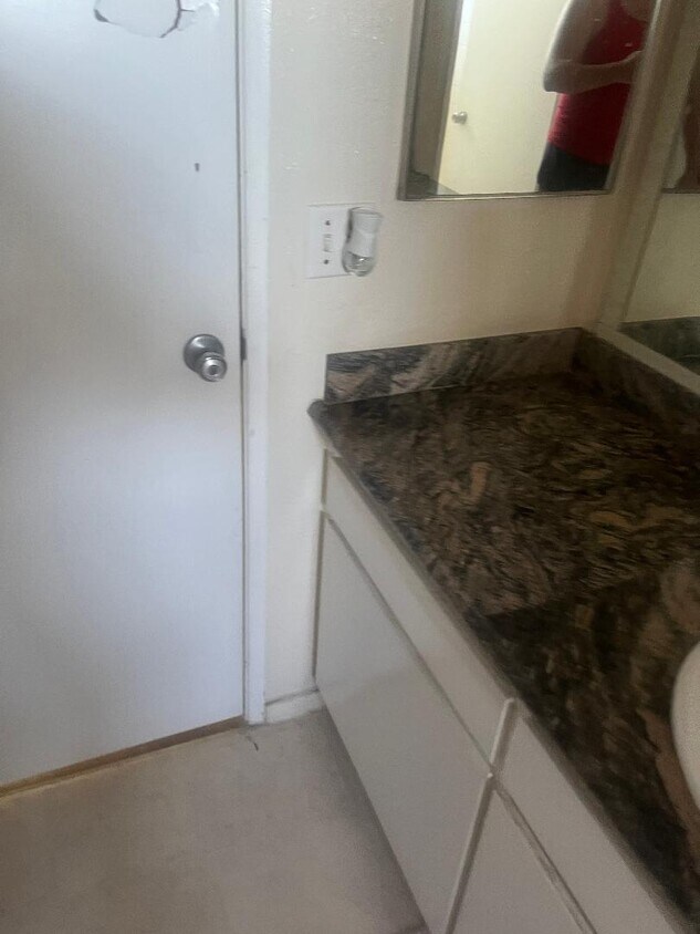 ducha - 1721 Van Horne Ln