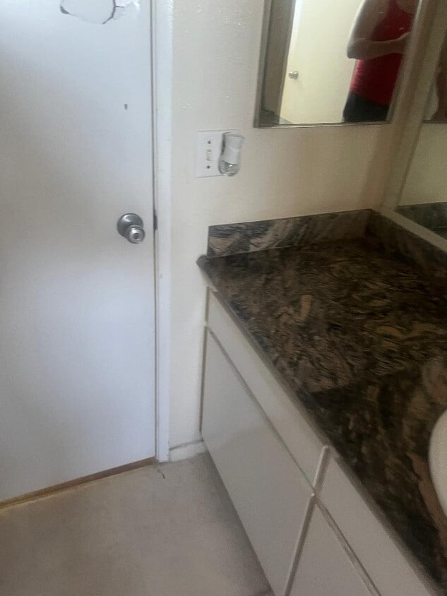 shower - 1721 Van Horne Ln