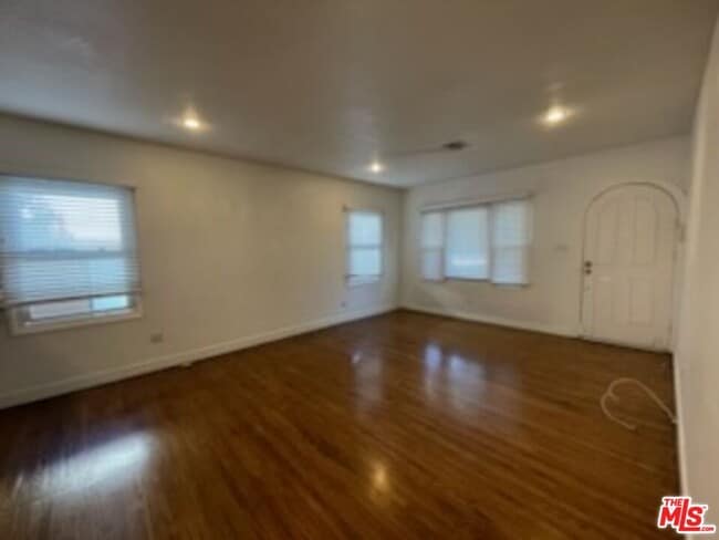 Building Photo - 3869 Hollypark Pl
