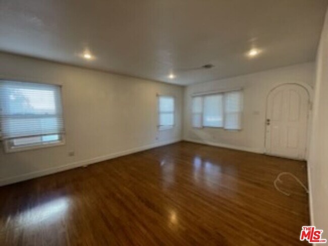 Foto del edificio - 3869 Hollypark Pl