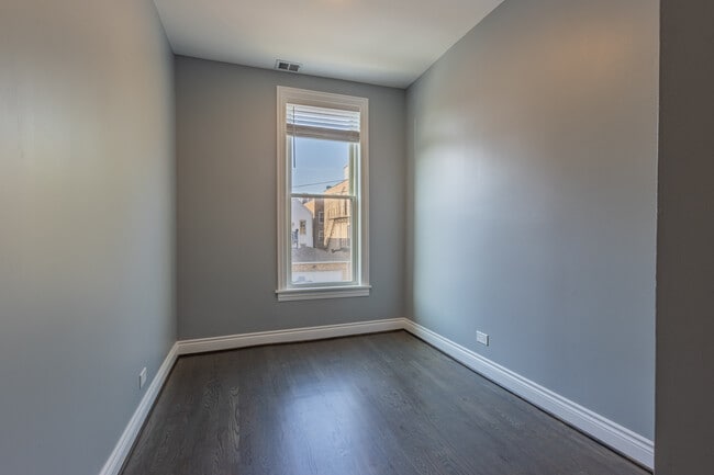 Building Photo - 1806 W 17th St