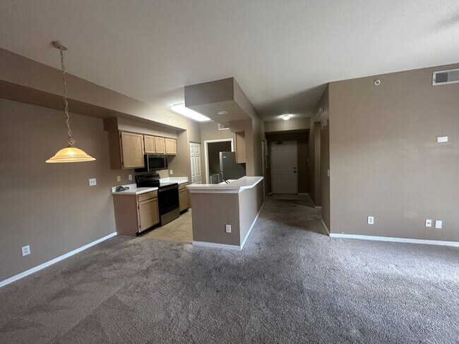 Foto del edificio - 2nd floor  2/2  condo in gated community