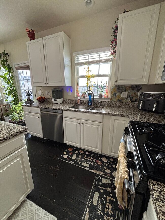 Foto del edificio - 3 Bedroom Townhome - Available March 1st!