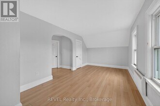 Building Photo - 228 Dufferin St