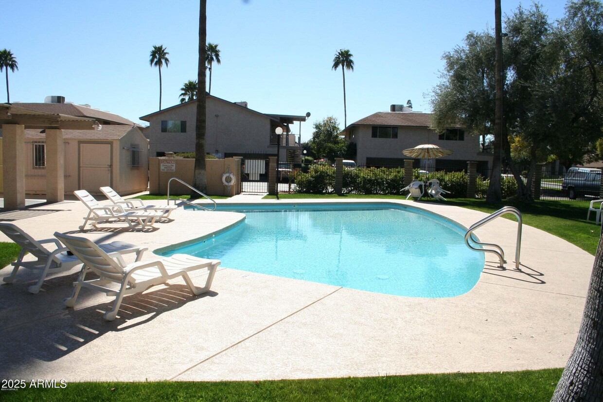Foto principal - 8540 E Portland St