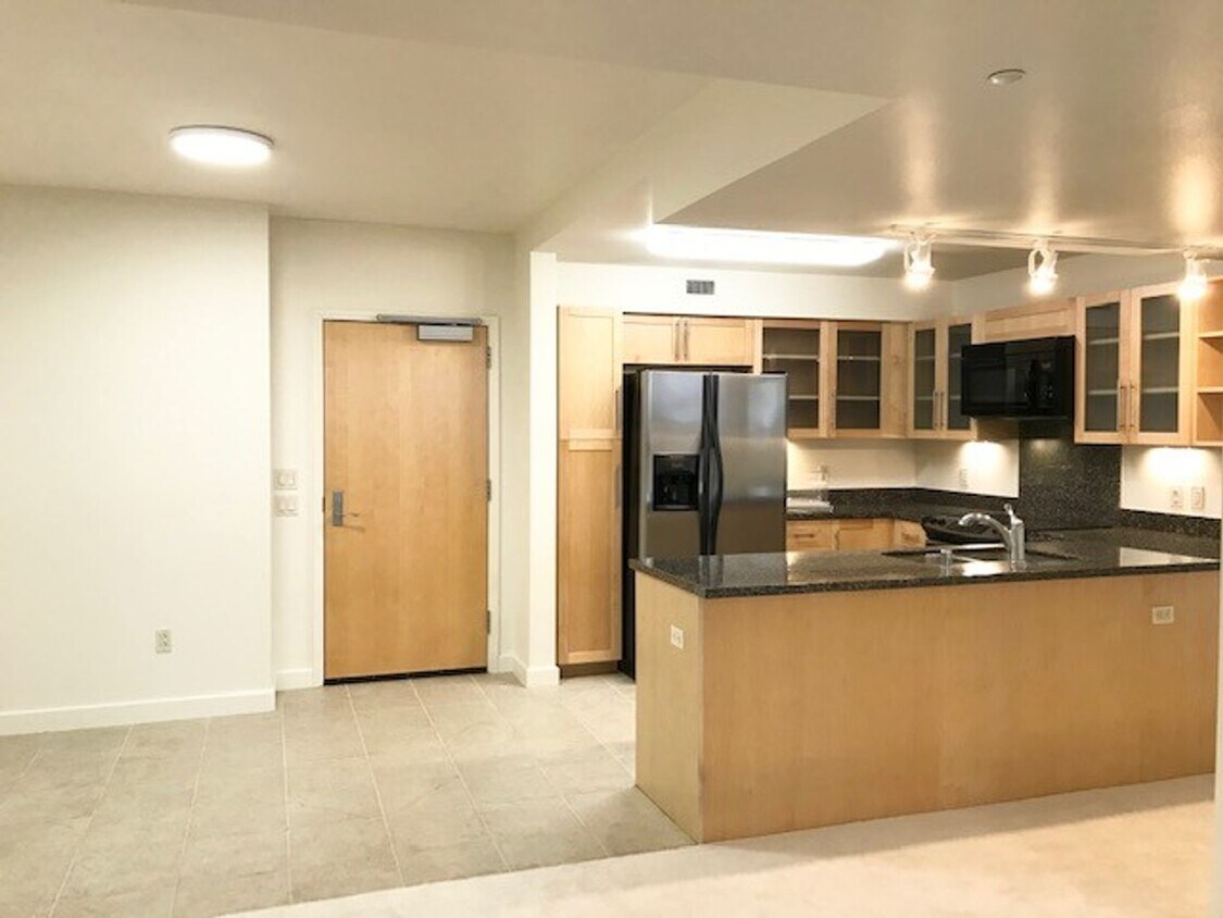Foto principal - $2,950- 2 BR/1 Bath/1 Parking - Partly Fur...