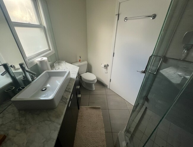 baño - 635 N Windsor Blvd