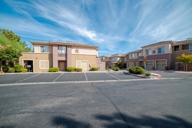 Foto del edificio - WOW! AMAZING RENOVATED 3-BEDROOM 3-BATH CO...