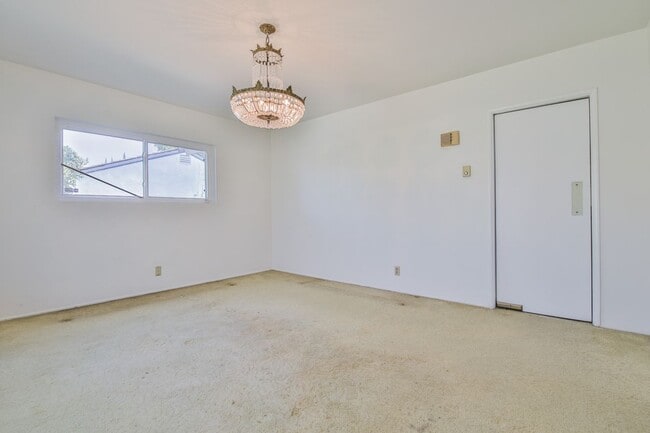 Building Photo - 3744 Pine Ave