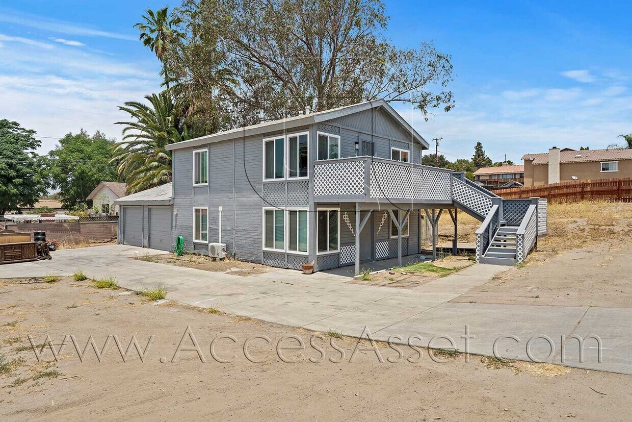 Foto principal - Charming Downstairs 2 Bed/1 Bath Unit With...