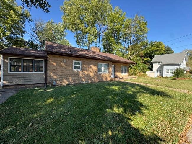 Building Photo - 3 Bedroom | 1.5 Bathroom | 3-Car Garage | ...