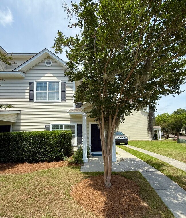 Building Photo - Move in Ready Three Bedroom Townhome in We...