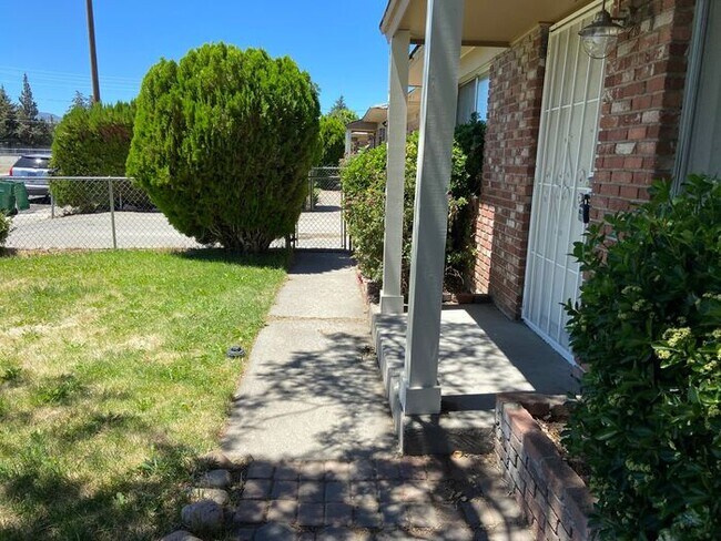 Building Photo - Reno Duplex - Pet Friendly, Garage, Dishwa...