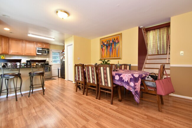 Building Photo - Fantastic 4 bedroom, 2 full bath, 2 half bath home in Close in Silver Spring!