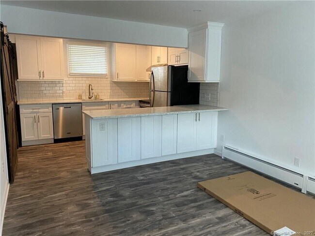 Building Photo - 22 E Hills Dr