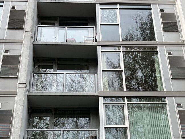 Building Photo - Modern Studio with Balcony, In-Unit Laundry, and Prime Lloyd District Location!