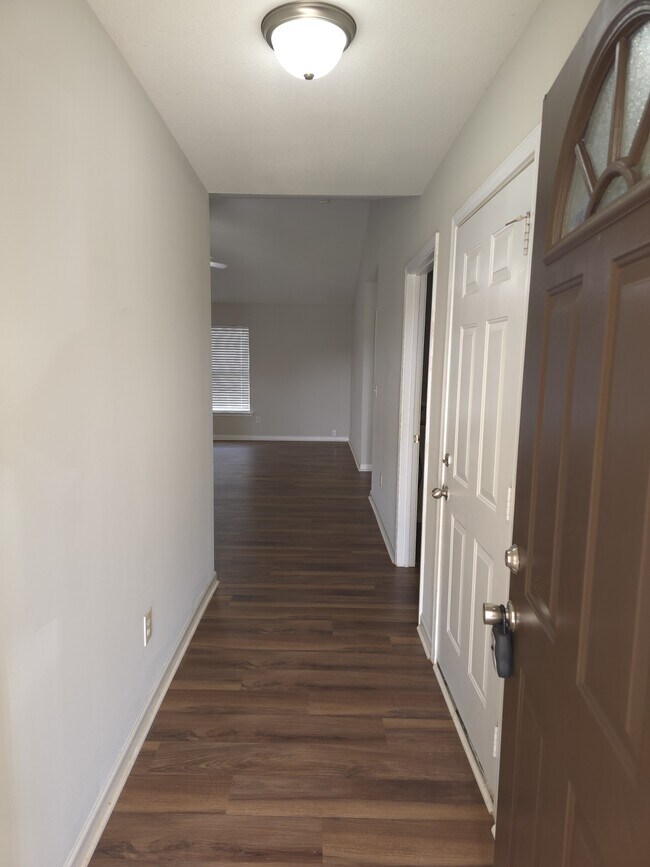 Building Photo - 105 Zippo Pine Dr