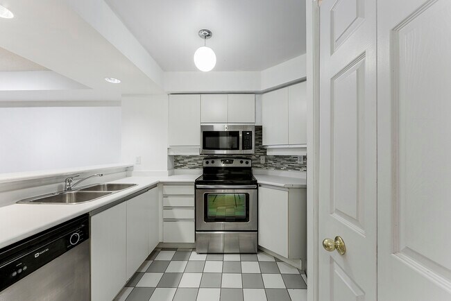 Photo du bâtiment - 801-801 King St W