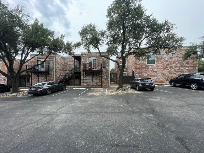Building Photo - Room in Condo on E Hill Dr