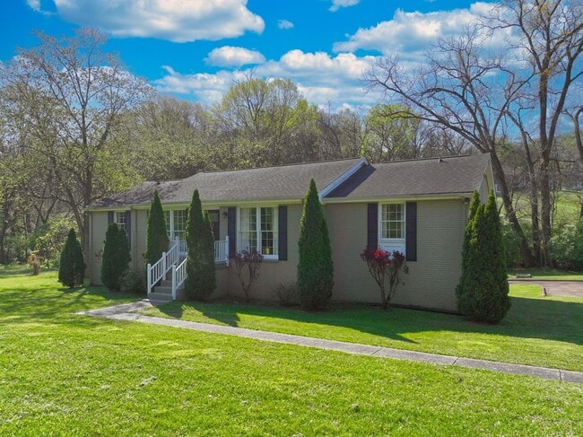 Building Photo - **ONE-SIDE-OF-A-DUPLEX HOME MINUTES FROM NASHVILLE WEST AND DOWNTOWN WITH A GORGEOUS LARGE YARD**
