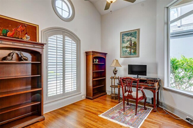 Building Photo - 2702 Tudor Manor