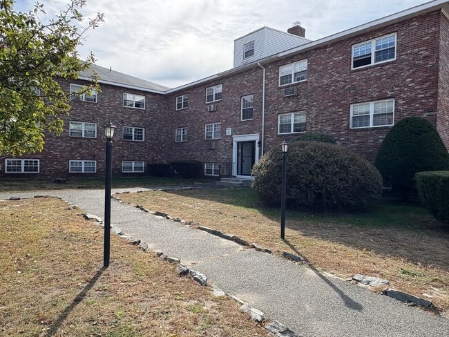 Foto del edificio - Bright 2-Bedroom Condo in Presidential Park, Lowell, MA