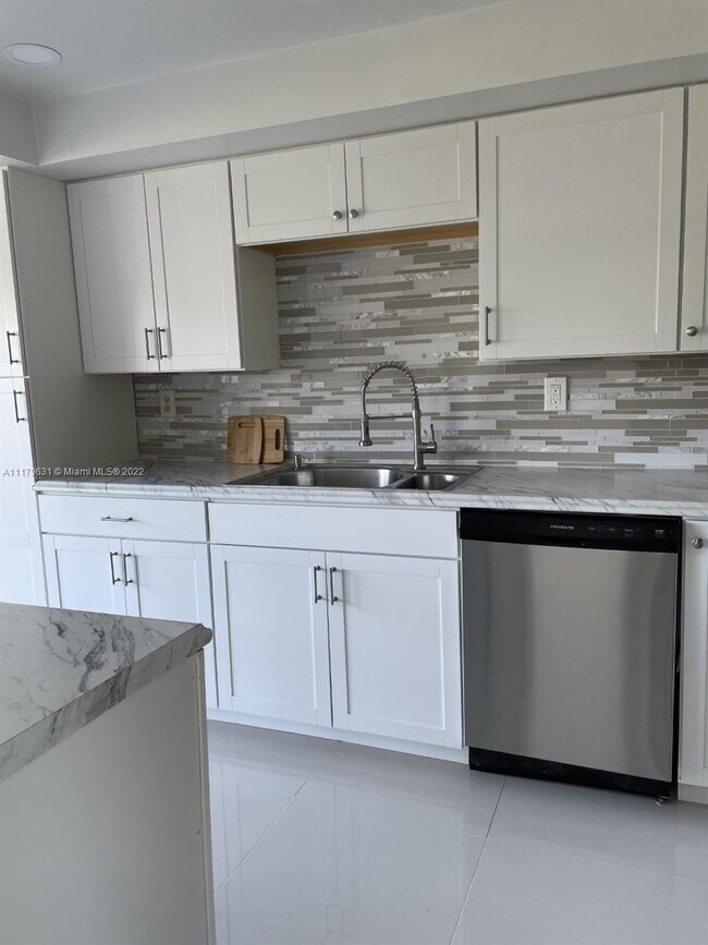 Foto del edificio - 5700 SW 127th Ave