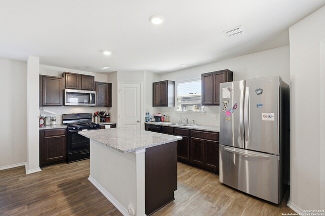 Foto del edificio - 6442 Dynamic Sound