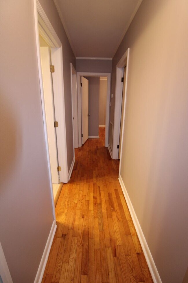 Building Photo - Cute home in Athens near Julian Newman Ele...