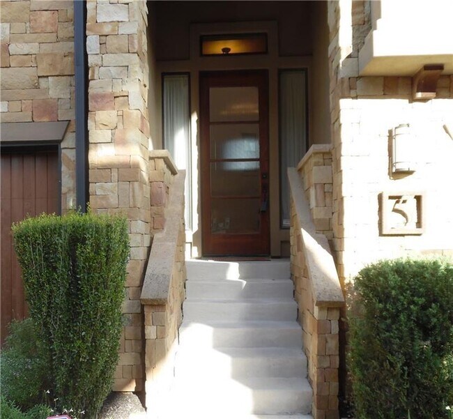 Building Photo - 6533 E Hill Dr