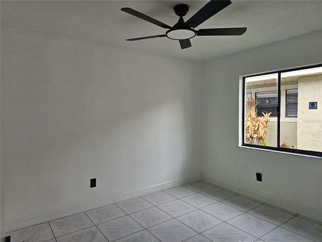 Building Photo - 826 N Horseshoe Bay Dr