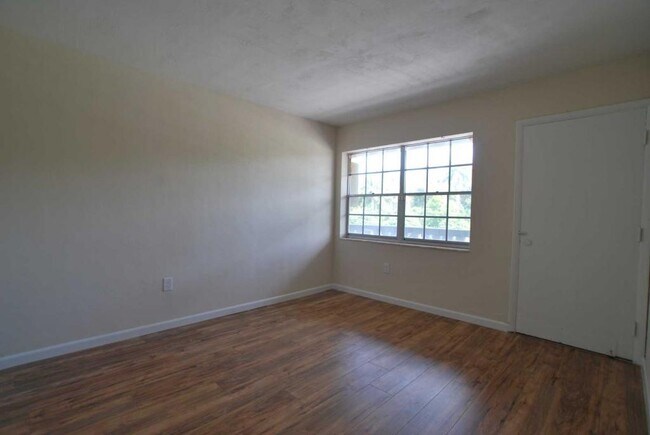 Building Photo - 20490 NW 7 Ave #12