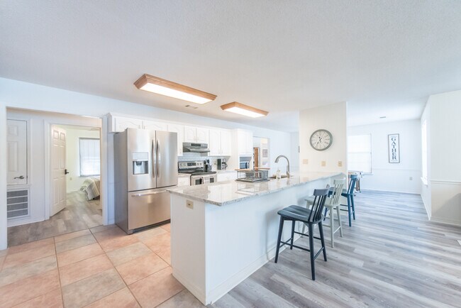 Building Photo - Jacksonville Crashpad (Private Room Rentals)