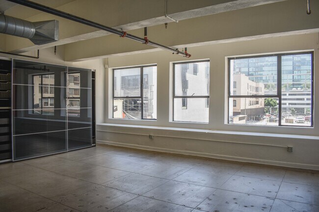 Building Photo - 746 S Los Angeles St