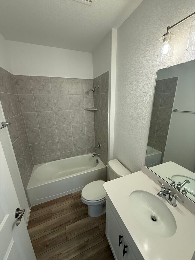 Building Photo - 5 Bedroom, Great Price!