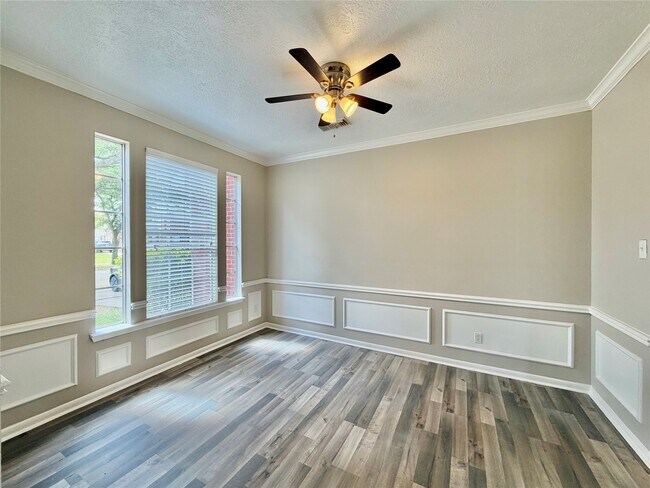 Foto del edificio - 6315 Laurel Bush Ln