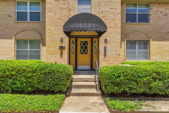 Building Photo - 5829 Sandhurst Ln