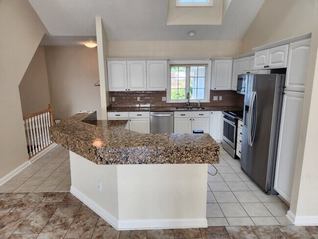 Building Photo - 14155 Pinnacle Pointe Dr