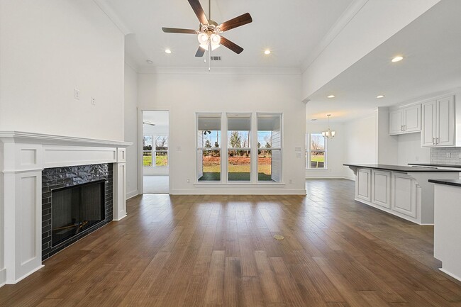 Building Photo - 4 bedroom 3 bath house in the beautiful Wo...