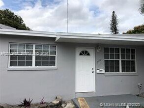 Building Photo - 5411 SW 38th Ct