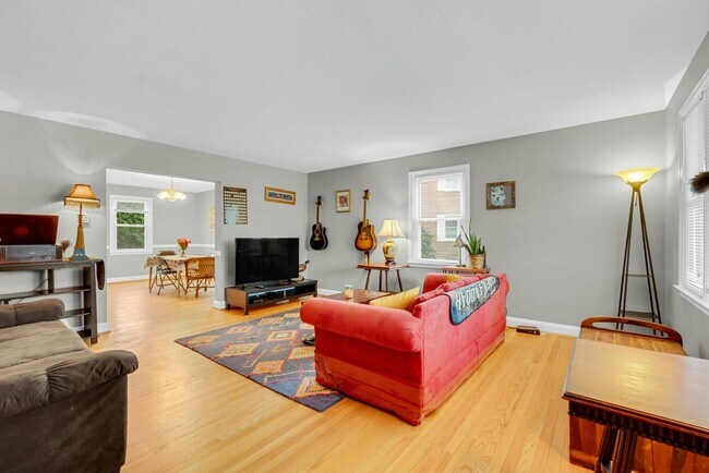 Foto del edificio - 3-bedroom, 1 and half bathroom end-of-group townhome in the quiet Stoneridge neighborhood in Towson