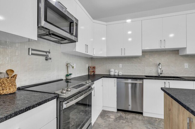 Building Photo - Modern + Classic Feel in the Heart of Downtown Chattanooga | 4 beds, 2.5 baths!