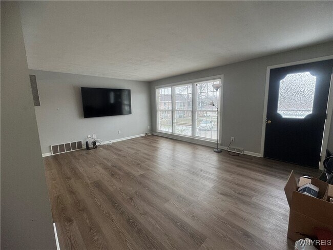 Building Photo - 95 Carriage Dr